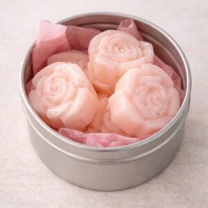 Fondant parfumé artisanal en forme de rose – parfum bois de rose